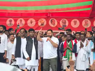 गौराबौराम से वीआईपी के प्रत्याशी संतोष सहनी महागठबंधन के प्रत्याशी घोषित, तेजस्वी ने दिया जीत का आशीर्वाद  