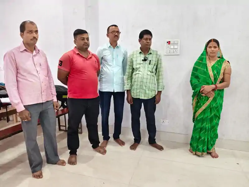 हॉस्टल में छात्र की मौत के बाद स्कूल में पठन-पाठन बंद, 800 से अधिक छात्र-छात्राओं का भविष्य अधर में हॉस्टल में छात्र की मौत के बाद स्कूल में पठन-पाठन बंद, 800 से अधिक छात्र-छात्राओं का भविष्य अधर में