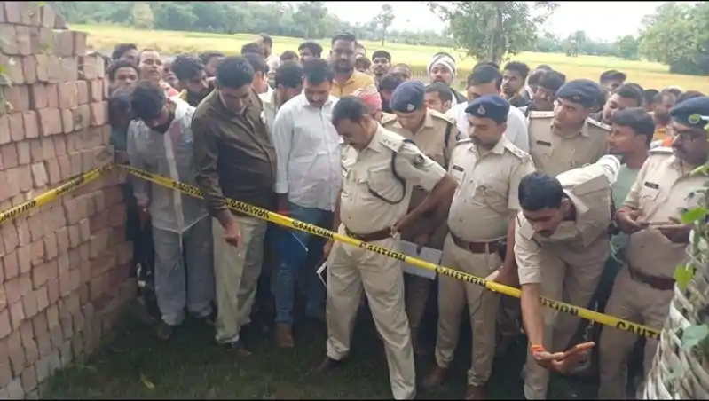 मशरक में पुजारी की गोली मारकर हत्या, सड़क किनारे ईंटों के ढेर के पास मिला शव