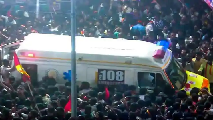 करूर रैली में भगदड़ मामले में TVK के पदाधिकारी समेत कई गिरफ्तार, जांच के लिए आयोग गठित