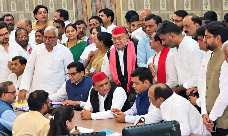 UP राज्यसभा चुनाव : अखिलेश ने दी सरप्राइज, 'चाचा' और 'बेटे' को बनाया उम्मीदवार UP राज्यसभा चुनाव : अखिलेश ने दी सरप्राइज, 'चाचा' और 'बेटे' को बनाया उम्मीदवार