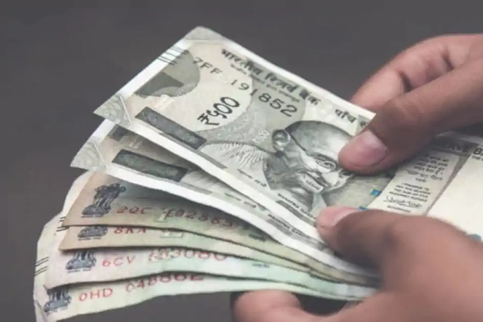 आठवें वेतन आयोग से लेकर क्रेडिट स्कोर अपडेट तक, जानिये नये साल में आपकी जेब पर कैसे पड़ेगा असर