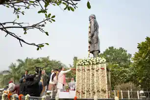 बिहार भाजपा अध्यक्ष संजय सरावगी ने पटना पश्चिम के पूर्व विधायक स्व० नवीन किशोर सिन्हा की पुण्य तिथि पर उन्हें भावभीनी श्रद्धांजलि दी ‎