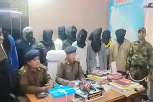 गुमला में देर रात पुलिस की बड़ी कार्रवाई, भरदा गांव से जुआ सिंडिकेट का भंडाफोड़, 13 गिरफ्तार