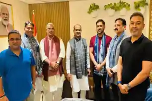 जयपुर एयरपोर्ट पर MSD और लोकसभा स्पीकर ओम बिरला की खास मुलाकात