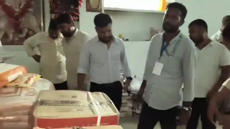 श्रद्धालुओं की सेहत से खिलवाड़ की साजिश नाकाम, एक्सपायर्ड खाद्य सामग्री का बड़ा जखीरा बरामद श्रद्धालुओं की सेहत से खिलवाड़ की साजिश नाकाम, एक्सपायर्ड खाद्य सामग्री का बड़ा जखीरा बरामद