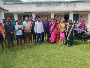 केरेडारी: उत्क्रमित मध्य विद्यालय खपिया में ग्रामीणों की बैठक, उठा शिक्षकों की कमी का मुद्दा
