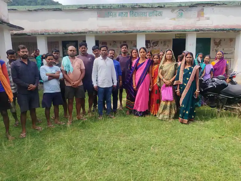 केरेडारी: उत्क्रमित मध्य विद्यालय खपिया में ग्रामीणों की बैठक, उठा शिक्षकों की कमी का मुद्दा