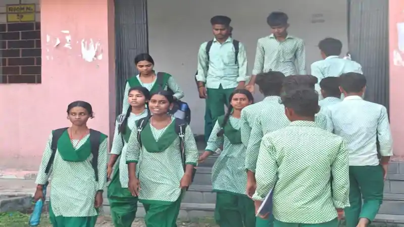 बच्चे हाज़िर, शिक्षक नदारद! बोकारो के इस सरकारी स्कूल से सामने आई चिंताजनक तस्वीर बच्चे हाज़िर, शिक्षक नदारद! बोकारो के इस सरकारी स्कूल से सामने आई चिंताजनक तस्वीर