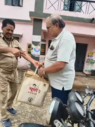 बड़कागांव सीएचसी में बडी घटना, दवाओं की हेराफेरी का आरोप, दवा ले जाते पकडाये सेवानिवृत्त एएनएम के पति