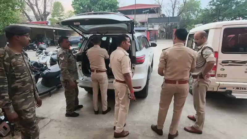 JEE Mains से पहले सिस्टम से छेड़छाड़ की साजिश नाकाम, रामगढ़ में एग्जाम रैकेट का भंडाफोड़ JEE Mains से पहले सिस्टम से छेड़छाड़ की साजिश नाकाम, रामगढ़ में एग्जाम रैकेट का भंडाफोड़