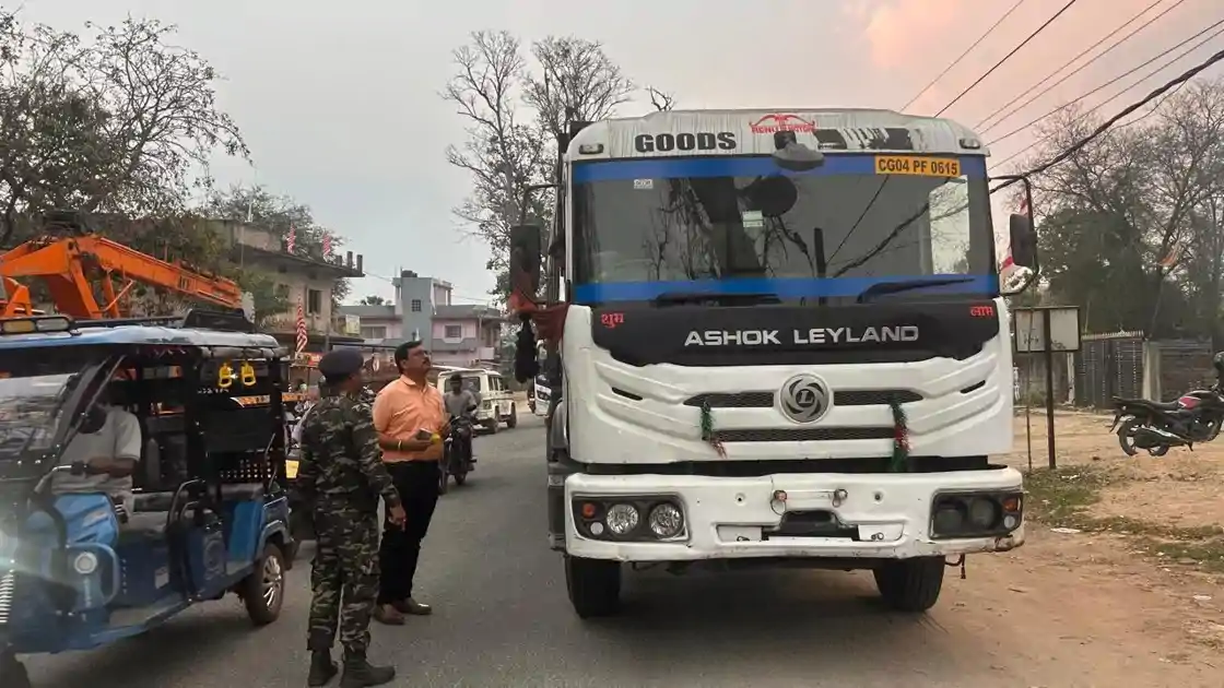 सड़क सुरक्षा को लेकर गुमला प्रशासन सख्त, नियम तोड़ने वालों से वसूला ₹1.42 लाख का जुर्माना