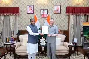 झारखंड के कथित शराब घोटाले पर सियासत तेज, CBI जांच की मांग को लेकर राज्यपाल से मिले नेता प्रतिपक्ष 