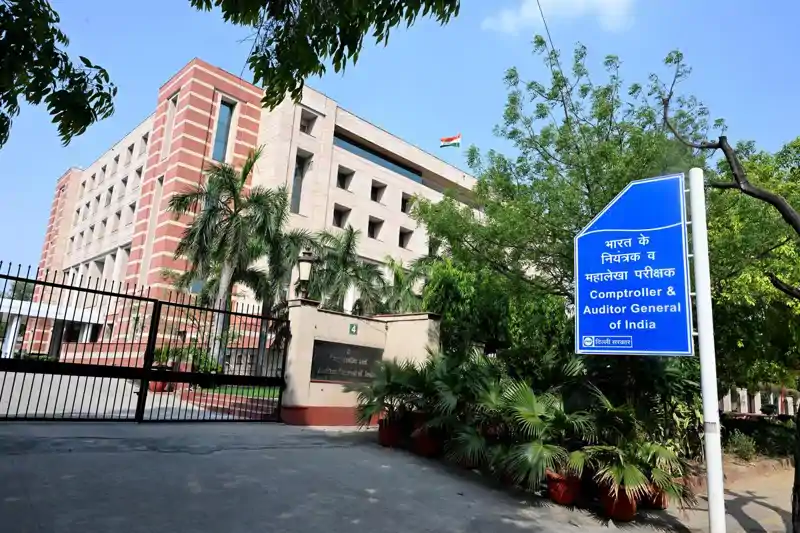 CAG रिपोर्ट में रक्षा तंत्र की खामियां उजागर; सैन्य अस्पतालों, वेतन प्रणाली और निर्माण कार्यों पर उठे सवाल CAG रिपोर्ट में रक्षा तंत्र की खामियां उजागर; सैन्य अस्पतालों, वेतन प्रणाली और निर्माण कार्यों पर उठे सवाल