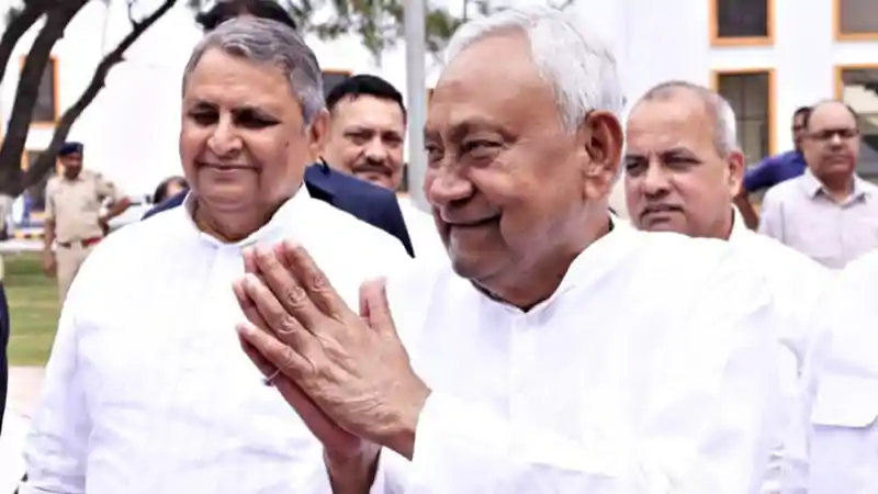 जदयू की अहम बैठक, मीटिंग से पहले नीतीश कुमार ने विजय चौधरी और संजय झा से की मुलाकात जदयू की अहम बैठक, मीटिंग से पहले नीतीश कुमार ने विजय चौधरी और संजय झा से की मुलाकात