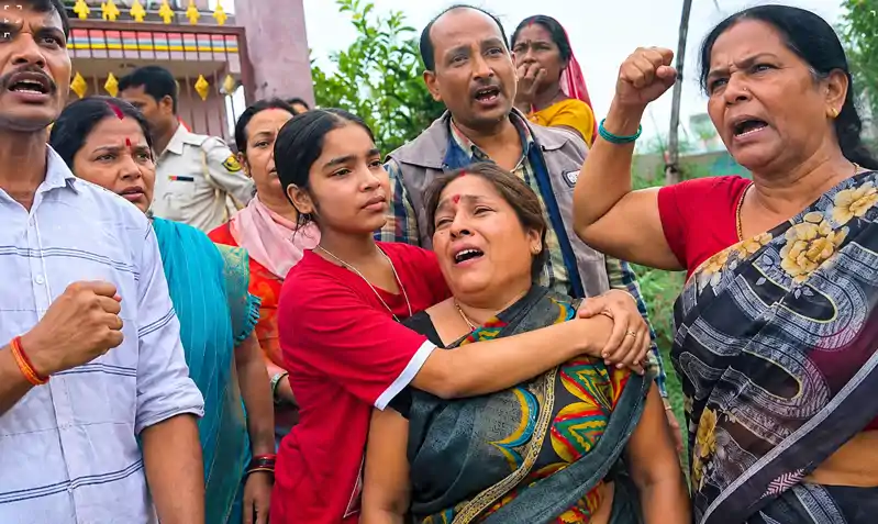 नशा मुक्ति केंद्र में बच्चे की मौत पर बवाल, परिजनों का गंभीर आरोप, मारपीट और भूखे रखने की शिकायत नशा मुक्ति केंद्र में बच्चे की मौत पर बवाल, परिजनों का गंभीर आरोप, मारपीट और भूखे रखने की शिकायत