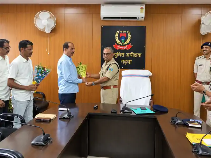 सेवानिवृत्त पुलिस निरीक्षक, सहायक अवर निरीक्षक, हवलदार को गढ़वा पुलिस ने दी भावभीनी विदाई सेवानिवृत्त पुलिस निरीक्षक, सहायक अवर निरीक्षक, हवलदार को गढ़वा पुलिस ने दी भावभीनी विदाई