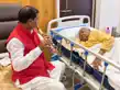 बीमार मां के सामने बांसुरी बजाते नजर आए पूर्व सीएम अर्जुन मुंडा-Former CM Arjun Munda seen playing the flute in front of his ailing mother बीमार मां के सामने बांसुरी बजाते नजर आए पूर्व सीएम अर्जुन मुंडा-Former CM Arjun Munda seen playing the flute in front of his ailing mother