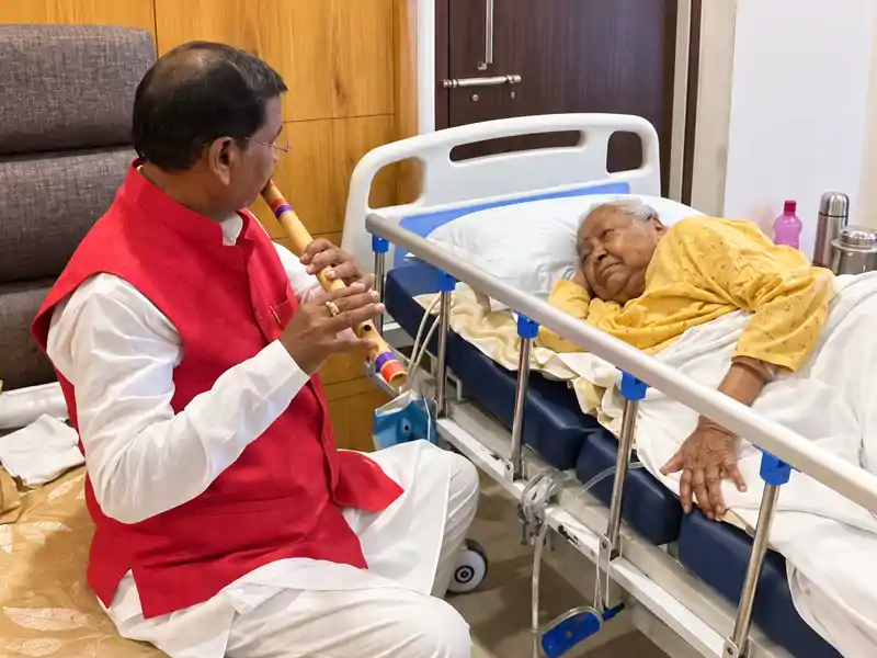 बीमार मां के सामने बांसुरी बजाते नजर आए पूर्व सीएम अर्जुन मुंडा बीमार मां के सामने बांसुरी बजाते नजर आए पूर्व सीएम अर्जुन मुंडा